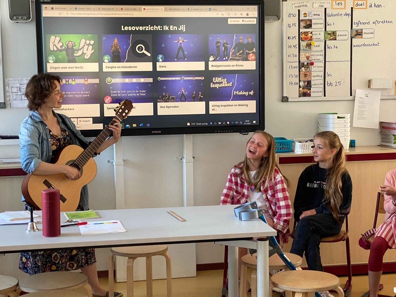 Gerlieke speelt gitaar voor de klas