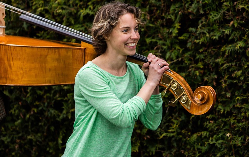 Gerlieke met een contrabas op haar schouder